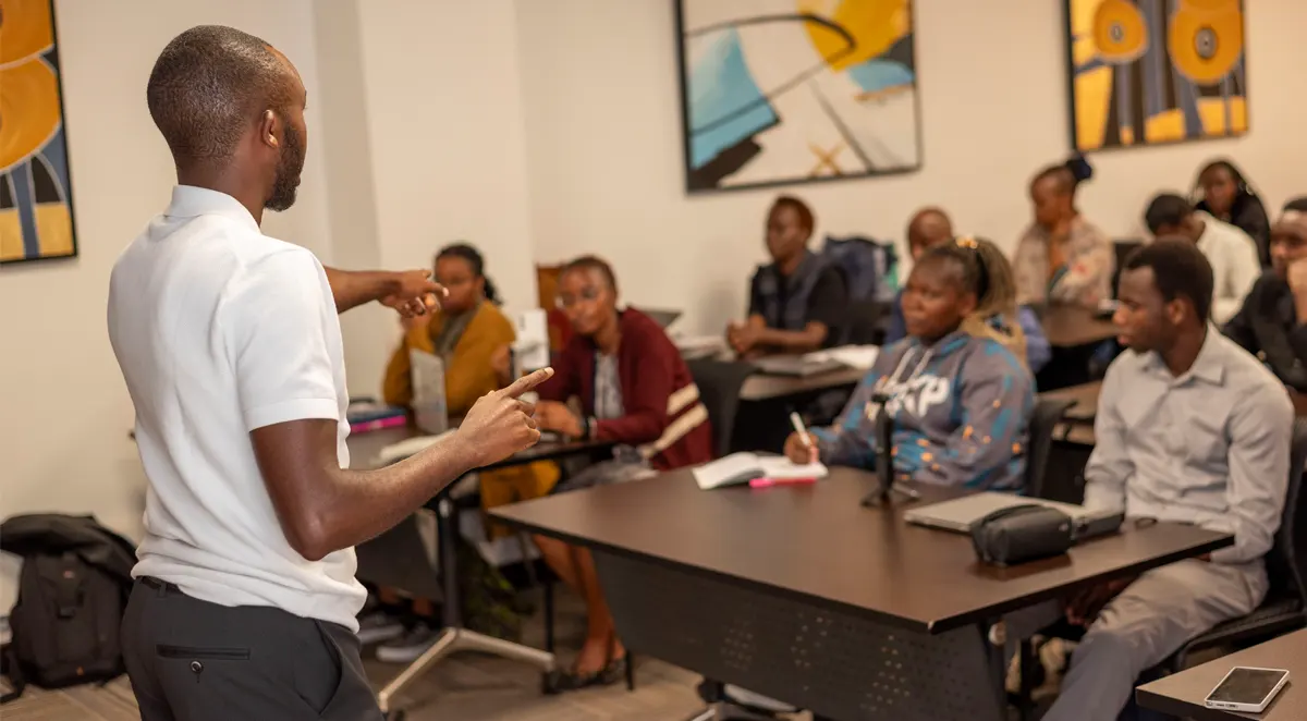Elvis Warutumo training a live cohort